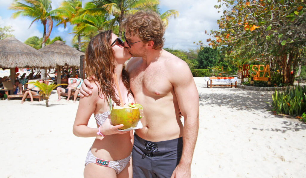 pareja en traje de baño disfrutando el caribe en cozumel